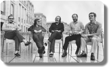 Els acompanyats J.M. Serrat a Mar del Plata. Pipo Tudury, Ricard Miralles, Aureli Vila, Gabriel Rosales i Albert Moraleda