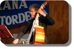 ... i de tant en tant, trec la pols al contrabaix.